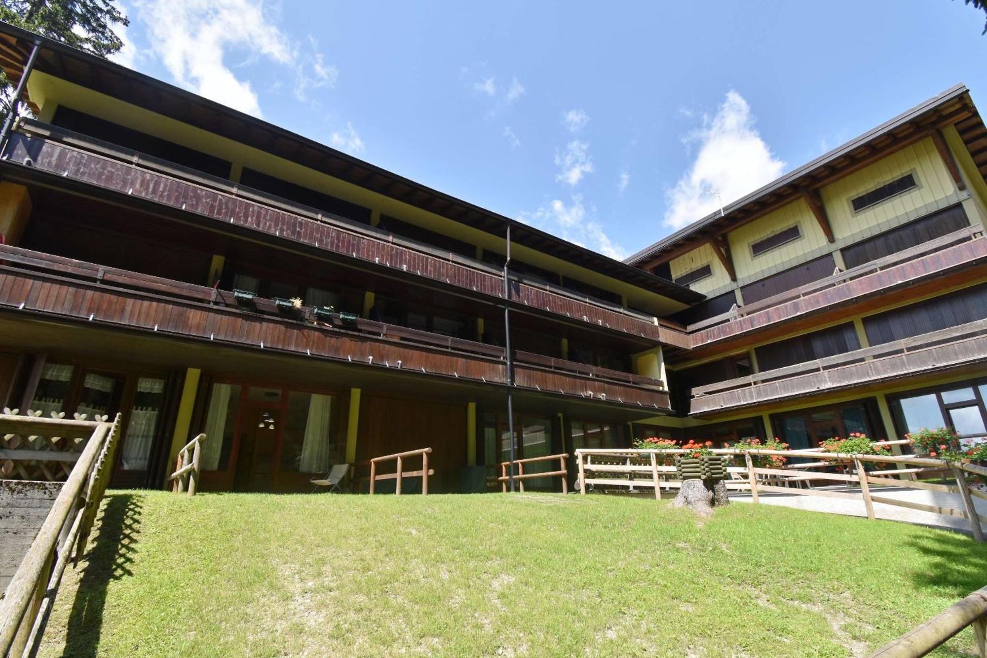 Residenza Silvana มาดอนนาดีกัมปิโญ ภายนอก รูปภาพ